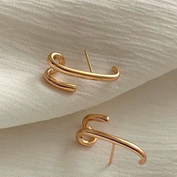 Huggie Earrings 18k Gold Plated Claw Earrings - Picture 1 of 16